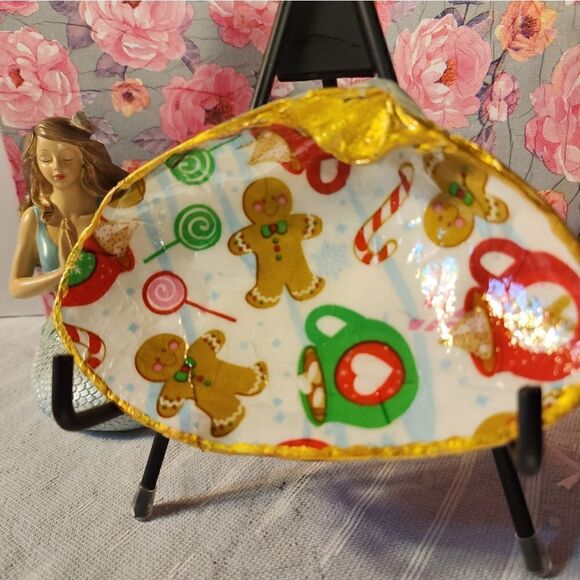 DECOUPAGE CLAM SHELL DECOUPAGE GINGERBREAD MAN ON A CLAM SHELL TRINKET DISH - Picture 3 of 11